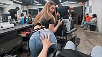 Manoseando El Culo De La Limpiadora Jovencita De La Barbería   PervTeen
